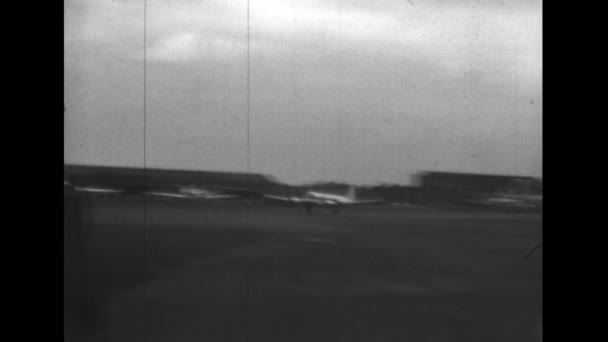 ファーンボロー国際航空ショー1950年頃デ ハビランドDh 114ヘロンの小型プロペラは1950年代のイギリスの4基のピストンエンジンを駆動した 貴重なオリジナル航空アーカイブ歴史的なビデオ — ストック動画