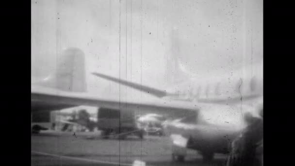 英国法恩堡航展1950年左右Vickers Viscount是第一架根据Brabazon委员会的要求开发的中程涡轮螺旋桨客机 — 图库视频影像