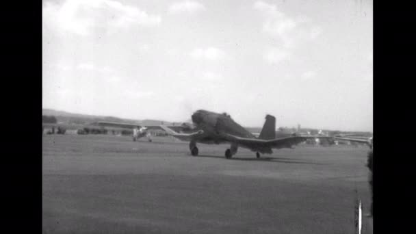 英国法恩堡航展 Farnborough Airshow United Kingdom 大约在1950年左右布莱克本B Blackburn 在第二次世界大战期间为英国海军舰队航空兵设计了一架单一引擎的海军打击战斗机 罕见的历史 — 图库视频影像
