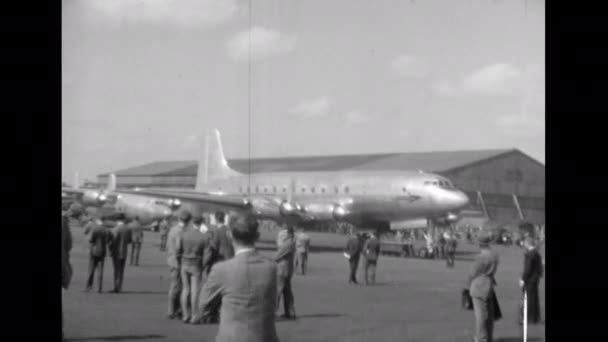 ファーンボロー航空ショー1950年頃英国航空ショーの公開とプロペラピストンエンジンの歴史的な民間旅客旅客機スイッチそれを賞賛します ハンドルページHp エルメス — ストック動画