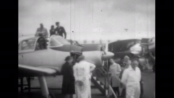 英国法恩堡航空展 Farnborough Air Show United Kingdom 大约1950 Handley Page Basic — 图库视频影像