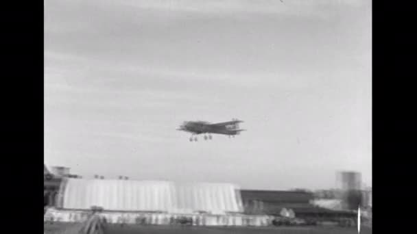 英国法恩堡航展 Farnborough Airshow United Kingdom 1950年左右 英国短箭英国航空母舰载侦察高性能鱼雷轰炸机 3是由两架反潜飞机组成的 — 图库视频影像