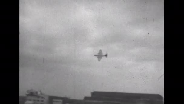 法恩堡英国大约在1950年英国电气堪培拉 英国皇家空军的第一架喷气式动力轰炸机 堪培拉英语曾在冷战 苏伊士危机 越南战争中使用过 — 图库视频影像