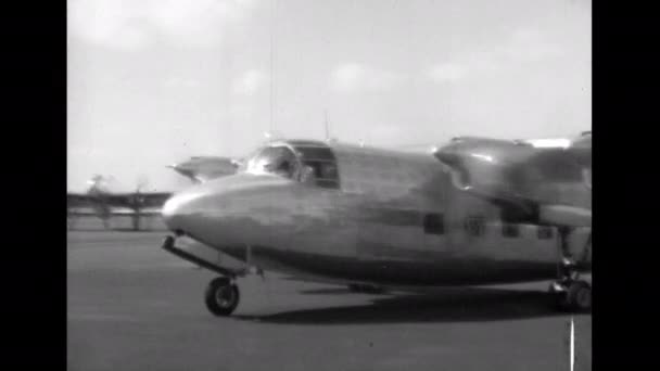 Farnborough Airshow United Kingdom Circa 1950 Passengers Propeller Civil Airliner — Stock Video