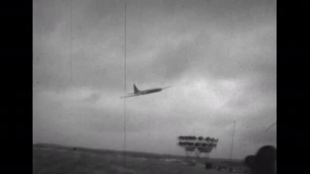 英国法恩堡航展 1950年左右 布里斯托尔167型Brabazon大型英国活塞 由八架双联旋转螺旋桨客机驱动 用于运送乘客 — 图库视频影像
