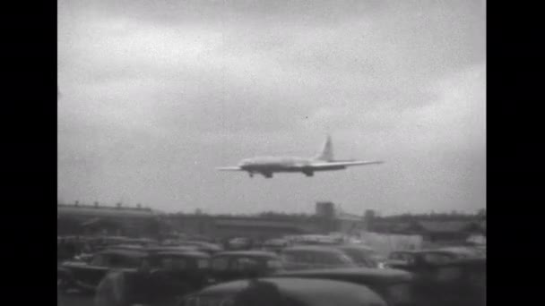 ファーンボロー航空ショー1950年頃英国珍しいビデオで1950年代の着陸のビッグプロペラ旅客航空機 ブリストル タイプ167ブラバゾン8両編成の大英ピストン — ストック動画