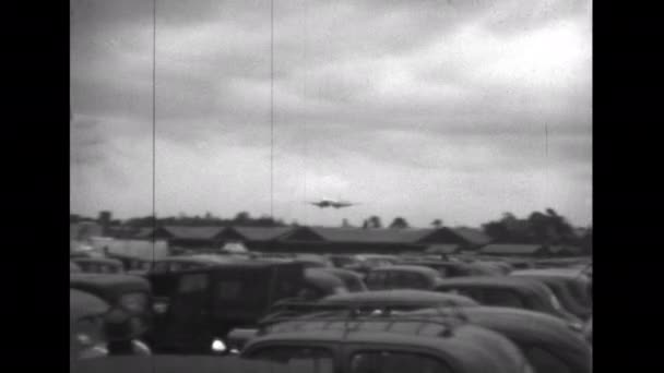 ファーンボロー国際航空ショー1950年頃デ ハビランドDh 106世界初の商業用ジェット旅客機の着陸彗星 初の加圧キャビン高速大西洋横断旅客機用 — ストック動画