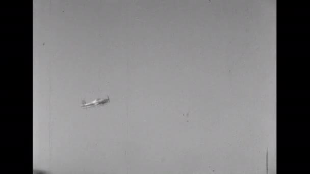 ファーンボロー航空ショー1950年頃イギリス1950年代の高速ローパスの歴史的なプロペラ軍用機 アーカイブ航空映像 ブルトン ポール バリルイギリスの上級練習機と単機 — ストック動画