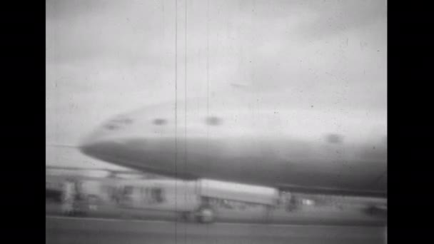 英国法恩堡航展 1950年左右 布里斯托尔167型Brabazon大型英国活塞 由八架双联旋转螺旋桨客机驱动 用于运送乘客 — 图库视频影像