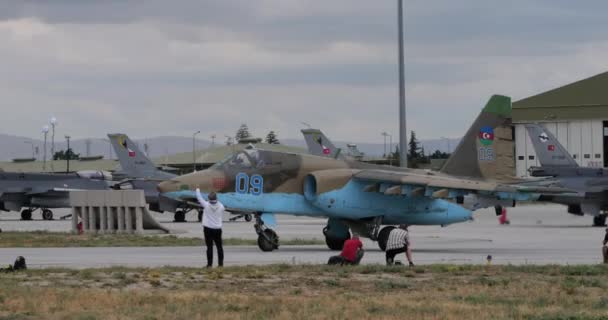Konya Turquía Junio 2022 Avión Combate Soviético Una Pista Aterrizaje — Vídeos de Stock