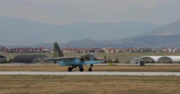 Konya Turkey Juni 2022 Rysktillverkade Stridsflygplan Landar Militär Flygplats Landningsbana — Stockvideo