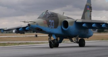 Konya Türkiye, 29 Haziran 2022 Bombardıman uçağı ve yer saldırı uçağı taksisi. Pilotun yakın görüntüsü. Sukhoi Su-25, Azerbaycan Hava Kuvvetleri tarafından kullanılan bir Rus Sovyet savaş uçağıdır.