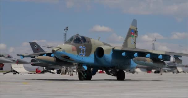 Konya Turkey Juni 2022 Militära Bombplan Bruna Kamouflage Taxi Stannar — Stockvideo