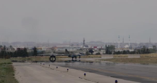 Konya Turkey Juni 2022 Två Militära Flygplan Väntar Starttillstånd Början — Stockvideo