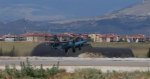 Konya Turkey Június 2022 Sukhoi Azerbajdzsáni Légierő Békalábú Vadászgépe Felszáll — Stock videók