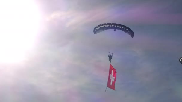 Axalp Szwajcaria Października 2022 Szwajcarska Flaga Trzepocze Niebieskim Niebie Wzniesiona — Wideo stockowe