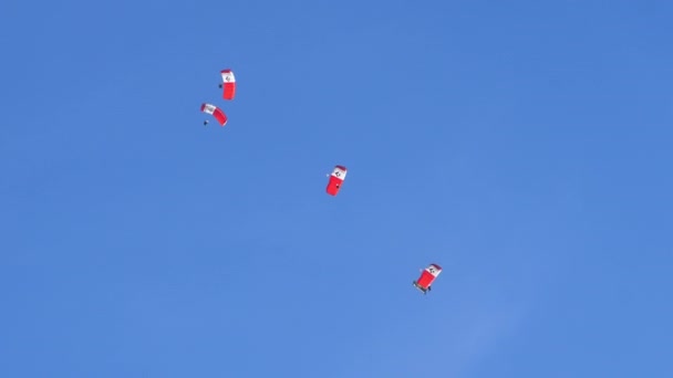 Axalp Zwitserland Oktober 2022 Skydivers Liggen Perfect Blauwe Lucht Zonder — Stockvideo