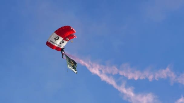 스위스 Axalp 2022 일붉은 덮개가 낙하산 부대원들의 과그들이 하늘로 떨어지는 — 비디오