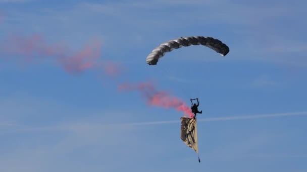 Paraquedistas Militares Descendo Perto Uma Montanha Cheia Espectadores Cenário Mundialmente — Vídeo de Stock