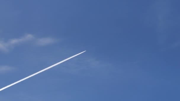 Vereinzelte Kondensstreifen Eines Flugzeugs Blauen Himmel Chemtrails Verschwörungstheorie Weißer Dampf — Stockvideo