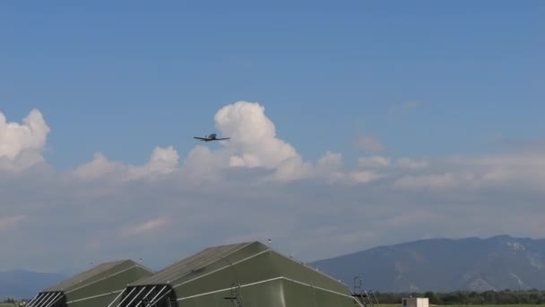 Gedi Italy 2022年9月8日明るい青空の下で飛行中のシルバーメタル胴体ヴィンテージプロペラ機 イタリア オーストリア アルゼンチン シリア空軍がパイロット訓練のために使用したFiat — ストック動画