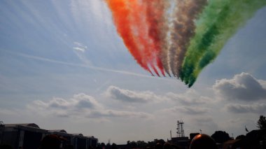Ghedi İtalya SEPTEMBER, 8, 2022 İtalyan bayrağı akrobatik takım tarafından mavi gökyüzünde çizildi. Uzayı kopyala Frecce Tricolori İtalyan Hava Kuvvetleri Aerobatik Takımı 'ndan Aermacchi MB-339