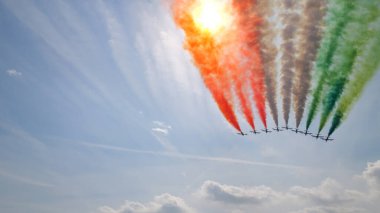 Ghedi İtalya SEPTEMBER, 8, 2022 İtalyan bayrağı akrobatik takım tarafından mavi gökyüzünde çizildi. Uzayı kopyala Frecce Tricolori İtalyan Hava Kuvvetleri Aerobatik Takımı 'ndan Aermacchi MB-339