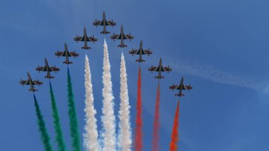 Ghedi İtalya SEPTEMBER, 8, 2022 İtalyan bayrağı akrobatik takım tarafından mavi gökyüzünde çizildi. Uzayı kopyala Frecce Tricolori İtalyan Hava Kuvvetleri Aerobatik Takımı 'ndan Aermacchi MB-339