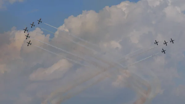 2022年9月8日 热迪意大利恩伯 两个编队的军用飞机在蓝天上画了一个十字 在一个有氧飞行展览中 白烟炸弹相互交错 意大利Frecce Tricolori — 图库照片