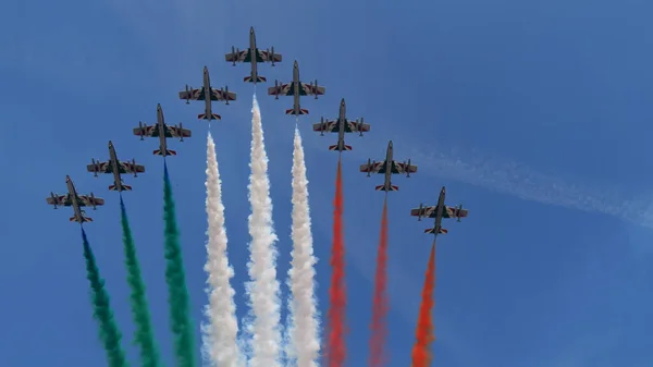Ghedi Italy Setembro 2022 Bandeira Italiana Hasteada Céu Azul Pela Fotos De Bancos De Imagens