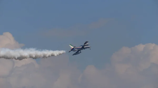 Gedi Italy 2022年9月8日9月8日青い空に白い煙道で軍用アクロバットジェット機を溶かした イタリアのフレッチェ トリコロリのエアマッキMb 339 スペースのコピー — ストック写真