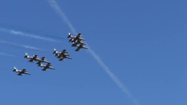 Ghedi İtalya SEPTEMBER, 8, 2022 Frecce Tricolori 'nin askeri jet eğitmeni uçakları uçuş halinde. Takım çalışması ve güven kavramı. Aermacchi MB-339 PAN İtalyan Hava Kuvvetleri Aerobatik Takımı
