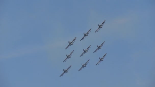ゲディイタリア2022年9月8日9つの非常に近い軍用ジェットのダイヤモンド形成 フォロービデオを閉じてください チームワークの概念 Aermacchi 339 Pan Frecce Tricoloriイタリア空軍航空チーム — ストック動画