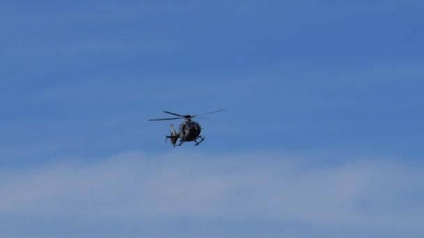 Isolerad Militär Helikopter Mörkgrön Kamouflage Flygning Blå Ljus Himmel Över — Stockvideo