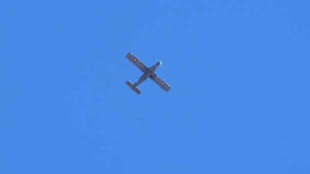 Malé Turbovrtulové Transportní Vojenské Letadlo Letu Modré Obloze Odpálí Výsadkáře — Stock video