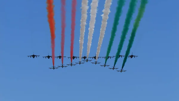 Frecce Tricolori 만들어 하늘에 이탈리아 국기붉은 전투기의 — 스톡 사진