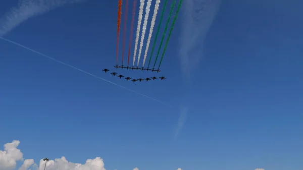 意大利吉迪岛2022年9月8日意大利国旗被意大利空军杂技团特里托洛里的红色 绿色和白色烟雾在蓝天上飘扬 — 图库照片