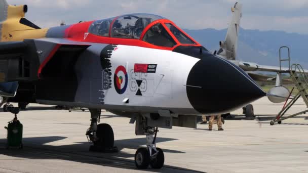 Gedi Italy 2022年9月8日9月8日戦闘機のコックピット内の軍用パイロットが飛行後のチェックを行っています パナヴィアPa200 Mrcaイタリア空軍の竜巻40周年記念特別輸送 — ストック動画