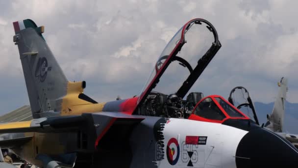 意大利 意大利语 Ghedi Italy 2022年9月8日 在一架敞篷战斗机驾驶舱中的军事飞行员 意大利空军40年特别制服的Panavia Pa200 Mrca Tornado — 图库视频影像