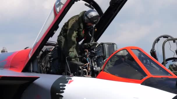 Ghedi Italie Septembre 2022 Pilote Militaire Quitte Poste Pilotage Avion — Video
