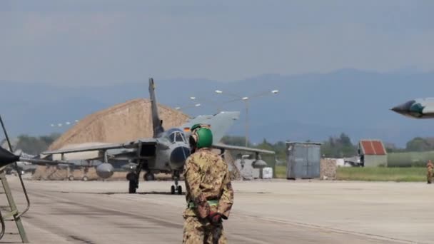 Gedi Italy 2022年9月8日Natoの戦闘機は 駐車場にタクシーを灰色の低視認性の色で表示します 軍事空港でイタリア空軍のパナヴィア トルネードIds Ecr — ストック動画