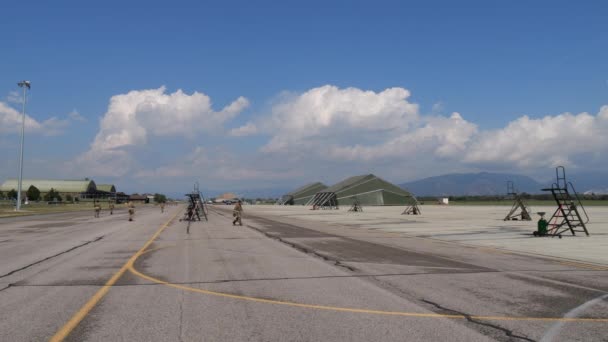 ゲディイタリア2022年9月8日戦闘機を待っている整備士と軍用空港ベースの駐車場の広角パノラマビュー パナヴィア トルネードIds Natoグレーのイタリア空軍のEcr — ストック動画