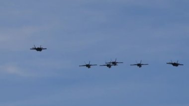 Tek bir hayalet savaş uçağı, art brülörü dolu bir düzenle havalanır. Lockheed Martin F-35 Lightning II İtalyan Hava Kuvvetleri ve McDonnell Douglas F-18 İsviçre Hava Kuvvetleri Axalp