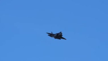 Savaş uçakları, işaret fişeği fırlatan bir uçakla birlikte uçuş pozisyonunda. İtalya Hava Kuvvetleri 'nden Lockheed F-35 Lightning ve İsviçre Hava Kuvvetleri' nden McDonnell F-18 Hornet Axalp dağlık atış menzilinde