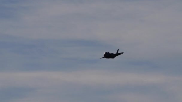 Fighter Jetplan Flygning Formation Med Som Släpper Facklor Lockheed Blixt — Stockvideo
