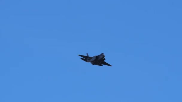飛行中の戦闘機の飛行機はフレアを放出するものと形成されています ロッキードF 35イタリア空軍とマクドネルF 18の雷スイス空軍のホーネットAxalp山火事場 — ストック動画