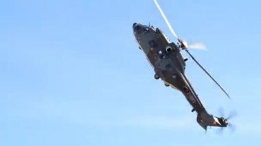 Dar bir dağ vadisinde yüksek hızda uçan askeri helikopter, parlak ve güneşli bir günde yanaşır ve işaret fişeği atar. Ebenfluh atış poligonunda İsviçre Hava Kuvvetleri 'nden Eurocopter AS532 Cougar