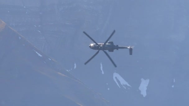 Militaire Helikopter Vlucht Met Hoge Snelheid Een Smalle Bergvallei Stopt — Stockvideo