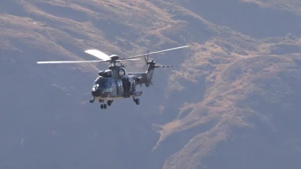 Helicóptero Militar Vuelo Alta Velocidad Estrecho Valle Montaña Detiene Libera — Vídeos de Stock