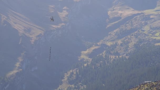 Militaire Helikopter Vlucht Met Hoge Snelheid Een Smalle Bergvallei Stopt — Stockvideo